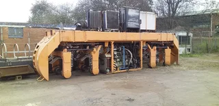 1999 40TON STRADDLE CRAWLER CRANE