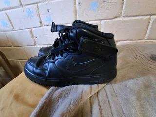 Worn/Pre owned air force 1 mid colour is black size 6uk