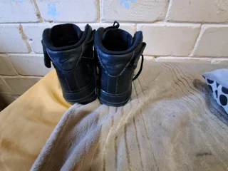 Worn/Pre owned air force 1 mid colour is black size 6uk