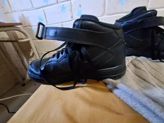 Worn/Pre owned air force 1 mid colour is black size 6uk