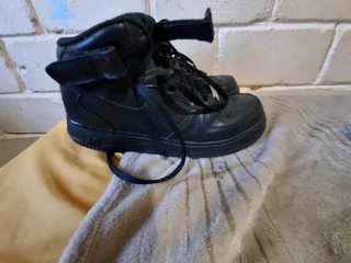 Worn/Pre owned air force 1 mid colour is black size 6uk