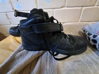 Worn/Pre owned air force 1 mid colour is black size 6uk