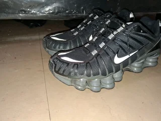 Pair of shox size 6 UK looking for 1500 /2000