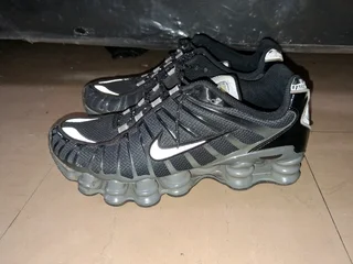 Pair of shox size 6 UK looking for 1500 /2000
