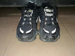 Pair of shox size 6 UK looking for 1500 /2000