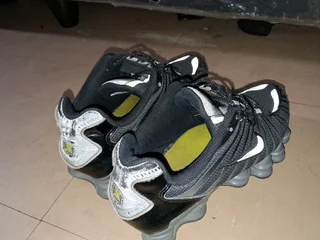 Pair of shox size 6 UK looking for 1500 /2000