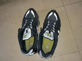 Pair of shox size 6 UK looking for 1500 /2000