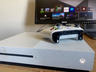 Xbox One S &#43; Controller