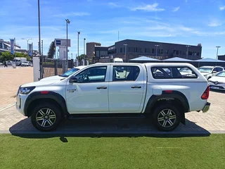 Toyota Hilux 2.4 GD-6 Raider 4X4, White with 60000km, for sale!