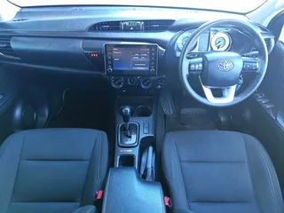 Toyota Hilux 2.4 GD-6 Raider 4X4, White with 60000km, for sale!