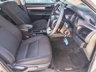 Toyota Hilux 2.4 GD-6 Raider 4X4, White with 60000km, for sale!