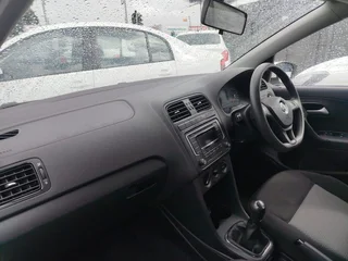 Volkswagen Polo Sedan 1.4i Trendline, White with 22000km, for sale!