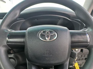 Toyota Hilux 2.0 VVT-i, White with 80467km, for sale!