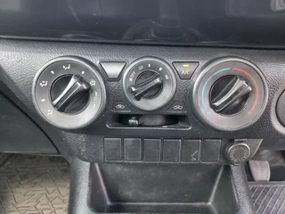 Toyota Hilux 2.0 VVT-i, White with 80467km, for sale!