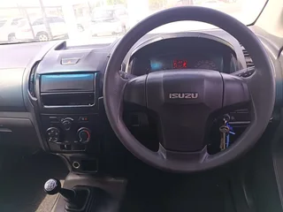 Isuzu D-Max 250 HO Fleetside (safety), White with 144000km, for sale!