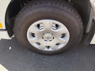 Toyota Quantum 2.5 D-4D 14-Seater Bus, White with 40808km, for sale!