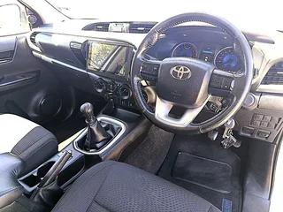 Toyota Hilux 2.8 GD-6 X/Cab 4x4 Raider, White with 217841km, for sale!