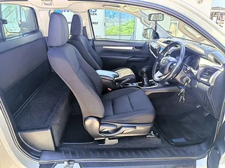 Toyota Hilux 2.8 GD-6 X/Cab 4x4 Raider, White with 217841km, for sale!