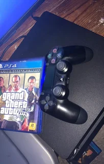 PS4 Slim, 3 games & 2 controllers
