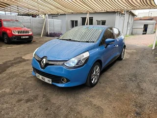 Blue renualt clio