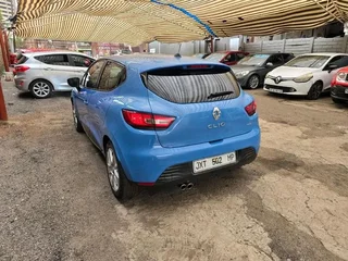 Blue renualt clio