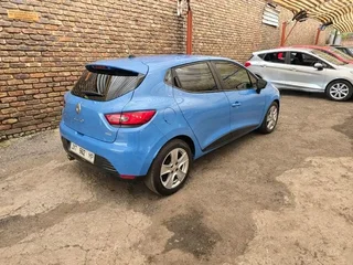 Blue renualt clio