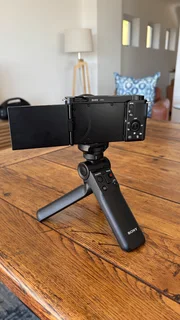 Sony ZV-E10 4K Vlogging Camera &#43; Sony Bluetooth Shooting Grip