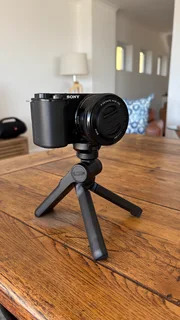 Sony ZV-E10 4K Vlogging Camera &#43; Sony Bluetooth Shooting Grip