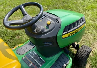 D140 John Deere ride on lawn mower