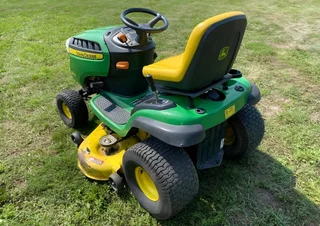 D140 John Deere ride on lawn mower