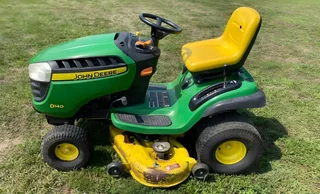 D140 John Deere ride on lawn mower