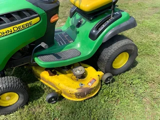 D140 John Deere ride on lawn mower