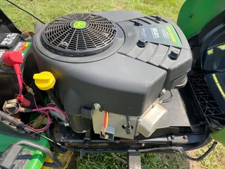 D140 John Deere ride on lawn mower