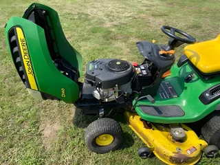 D140 John Deere ride on lawn mower
