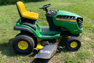 D140 John Deere ride on lawn mower