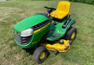 D140 John Deere ride on lawn mower