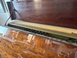 Rippen Upright Piano – Mahogany Finish