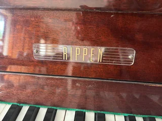 Rippen Upright Piano – Mahogany Finish