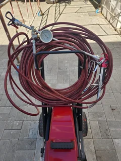 Paint spraying machine