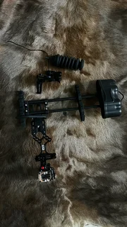 Compound bow sight, stabiliser, arrow quiver and dropaway rest