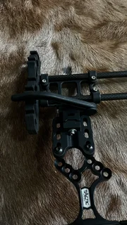 Compound bow sight, stabiliser, arrow quiver and dropaway rest