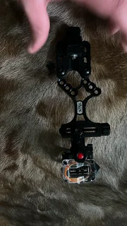 Compound bow sight, stabiliser, arrow quiver and dropaway rest