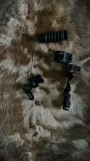Compound bow sight, stabiliser, arrow quiver and dropaway rest