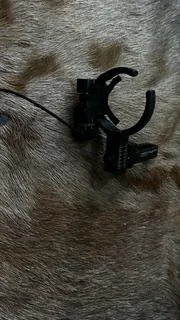 Compound bow sight, stabiliser, arrow quiver and dropaway rest