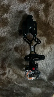 Compound bow sight, stabiliser, arrow quiver and dropaway rest