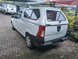 Nissan np 200