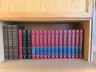 Encyclopaedia Britannica 15th Edition Set. World Data & 3-Vol Webster’s Dictionary – Near Mint