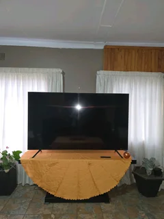 Samsung CU7000 4K UHD Smart TV