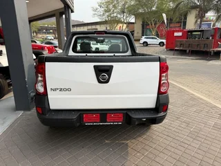 2021 Nissan Np200