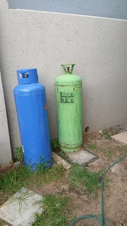 2 used 48 kg gas bottles and a 1 cage for a 48 kg. All still in an excellent condition.